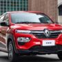 Renault Kwid vermelho em movimento na estrada.