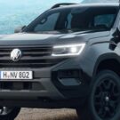 Amarok Dark Label preta com os faróis acesos.