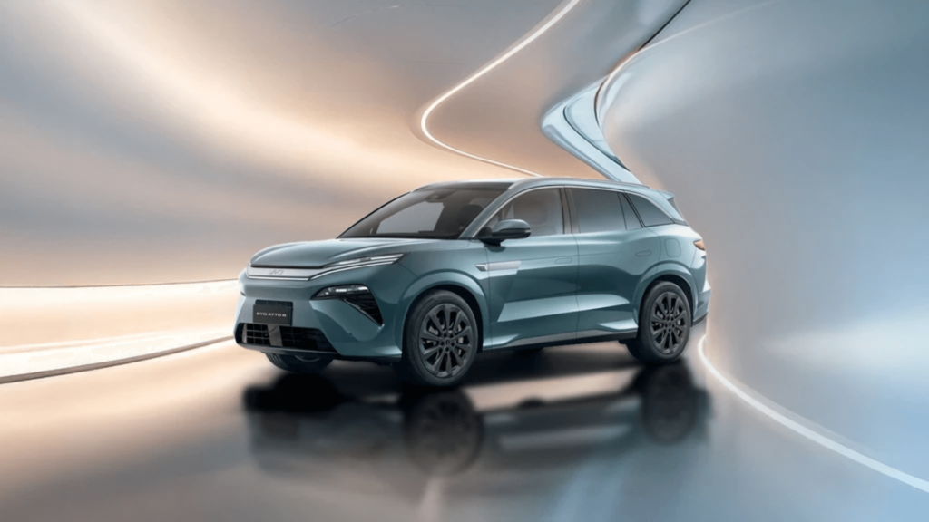 novo byd atto 8 parado na diagonal