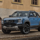 BYD Shark azul parado na diagonal.