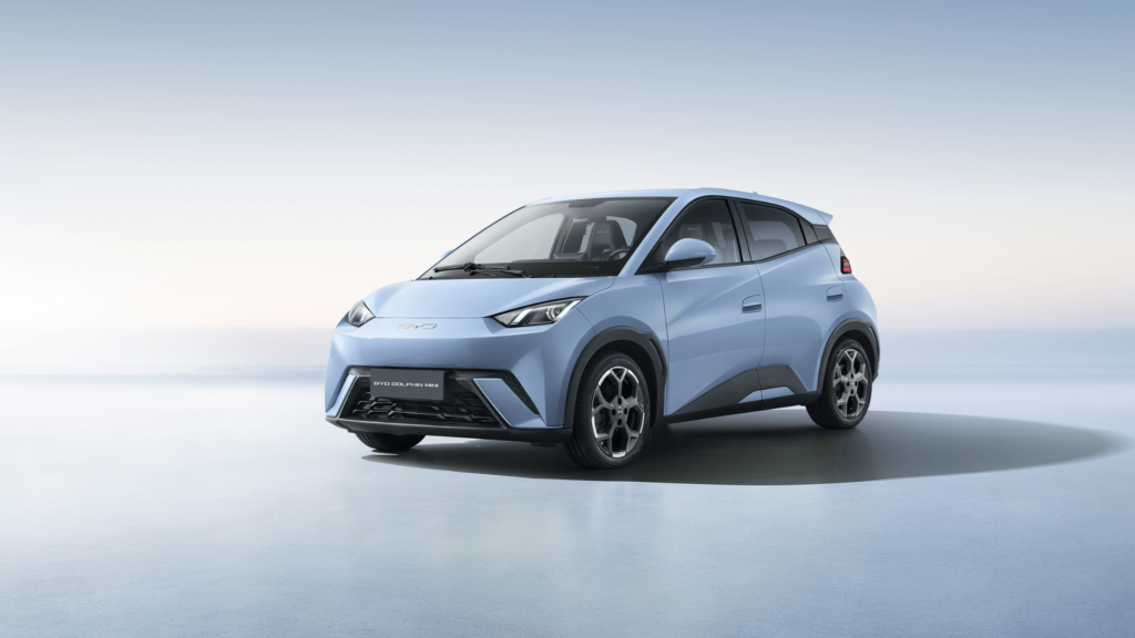 BYD Dolphin Mini parado na diagonal.