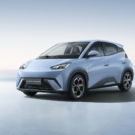 BYD Dolphin Mini parado na diagonal.