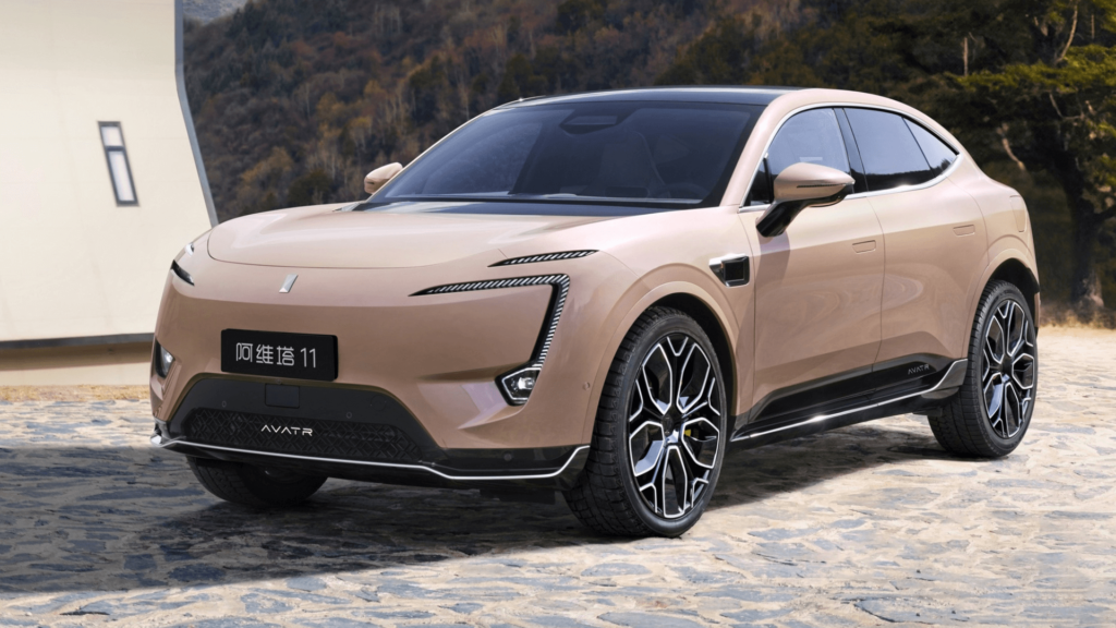 caoa changan marrom parado na diagonal.