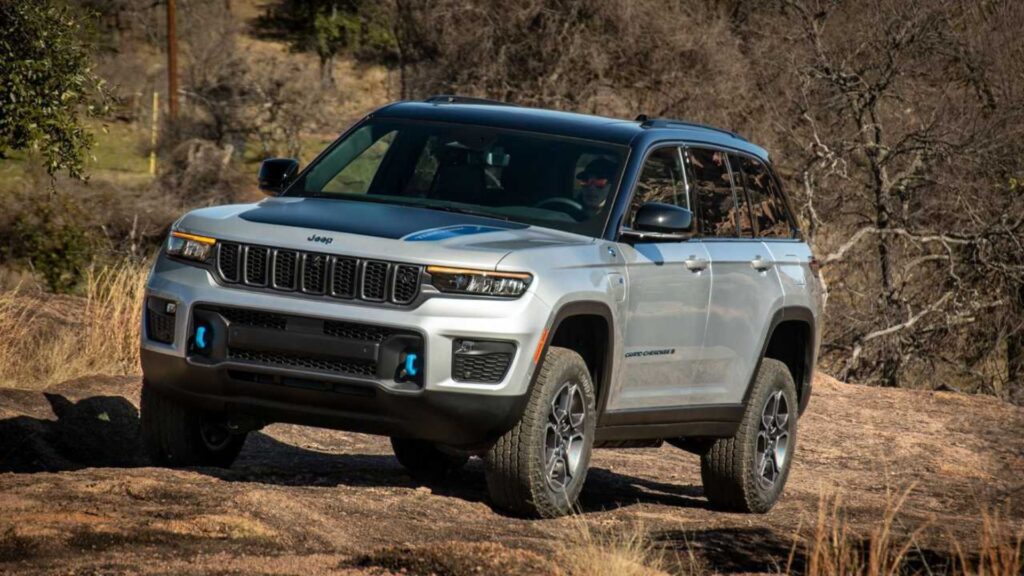Jeep Cherokee híbrido parado.