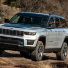 Jeep Cherokee híbrido parado.