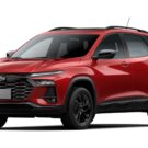 chevrolet tracker vermelha parada na diagonal em um fundo branco.