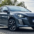 Peugeot 208 turbo cinza parado na diagonal.