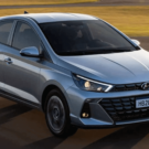 Hyundai HB20 cinza em movimento na estrada.