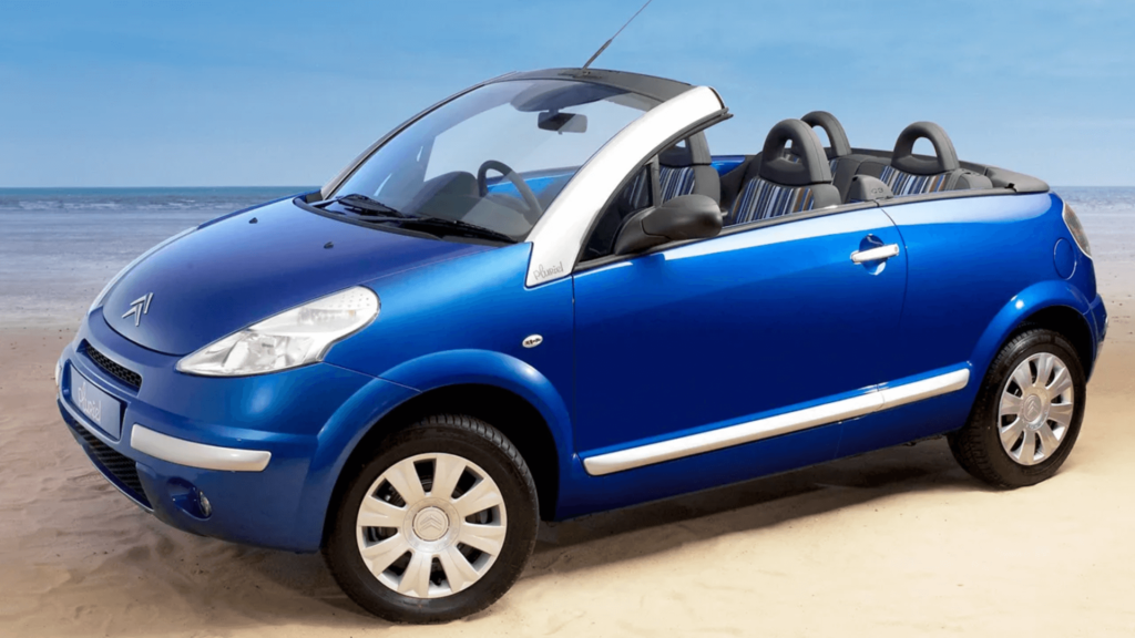 Citroën C3 conversível azul em movimento.