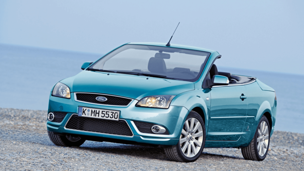 Focus conversível azul parado na diagonal.