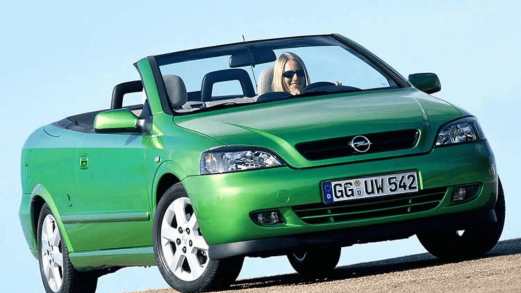 Astra conversível verde parado na diagonal,