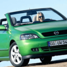 Astra conversível verde parado na diagonal,