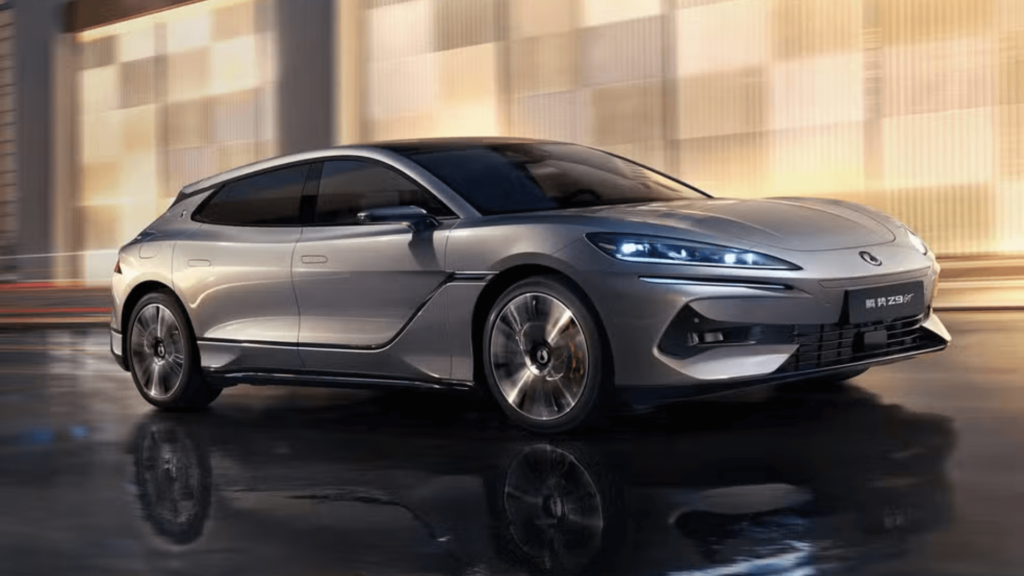 denza z9 gt cinza em movimento na estrada.