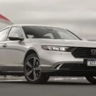 Accord cinza parado na diagonal.