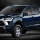 Chevrolet S10 azul parado na diagonal em um fundo preto.