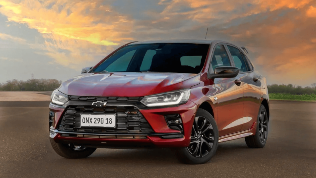 onix vermelho parado na diagonal