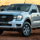 Ford Ranger prata cabine simples parada na diagonal.