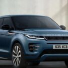 Range Rover Evoque elétrico azul parado na diagonal.