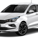 Fiat Cronos automático branco parado na diagonal em um fundo branco.