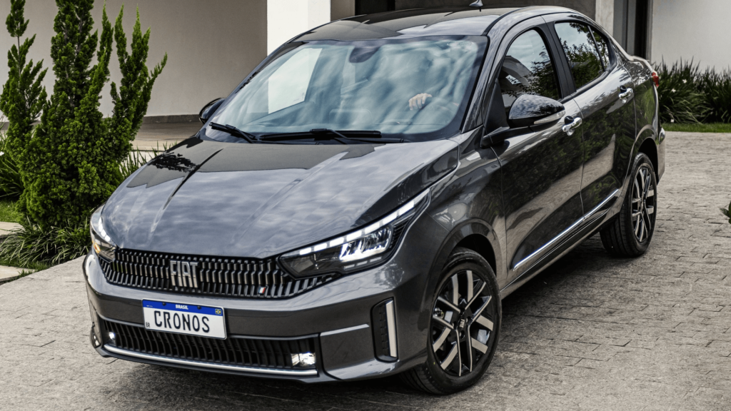 Fiat Cronos Precision 2026  parado na frente de uma garagem.