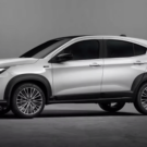 Fiat Fastback híbrido branco em um fundo cinza.