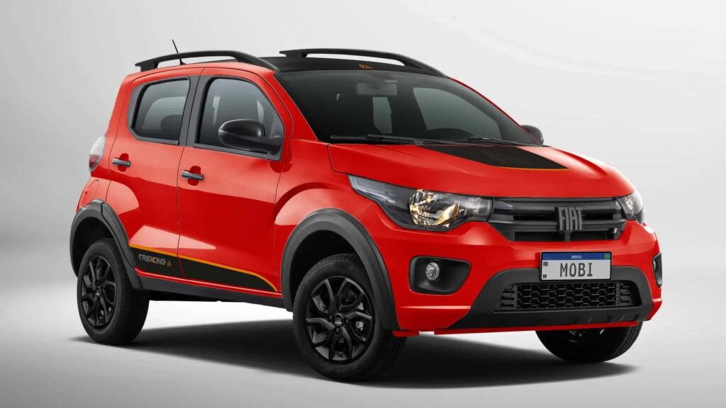 Fiat Mobi vermelho parado no fundo cinza.