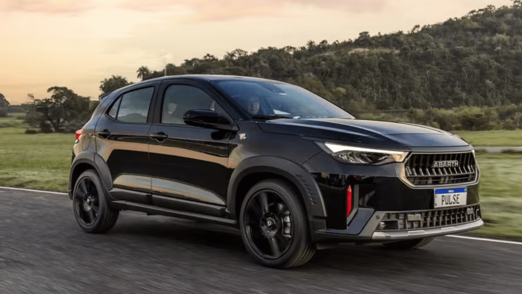 Fiat Pulse Abarth preto em movimento.