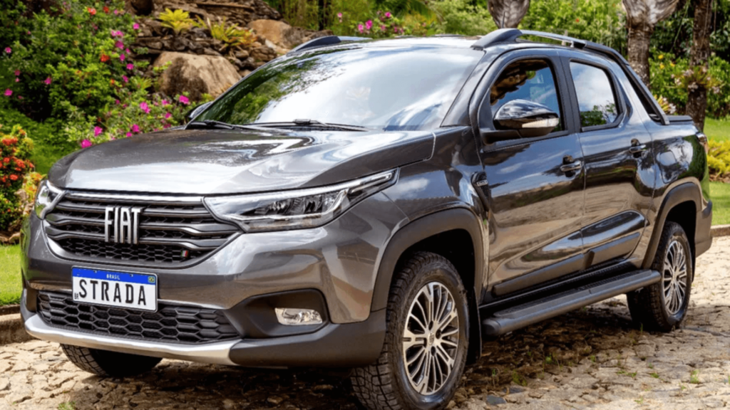 Fiat Strada 2023 cinza parado na diagonal.