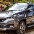 Fiat Strada 2023 cinza parado na diagonal.