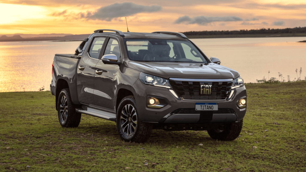 Fiat Titano cinza parado na diagonal.