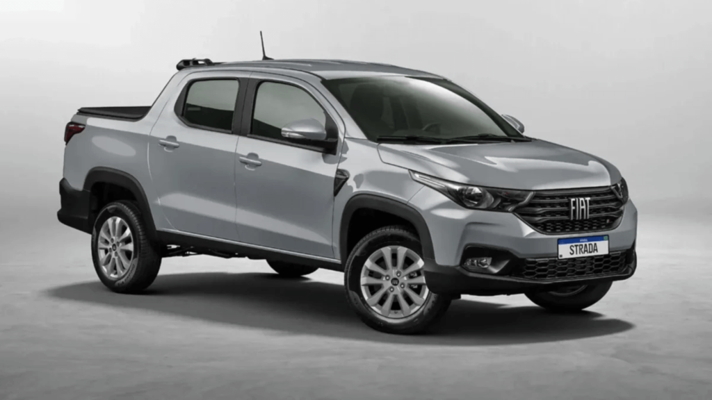 Fiat Strada Freedom 2026 cinza parado na diagonal no fundo cinza.