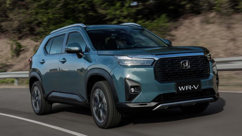 Honda WR-V azul acelerando.