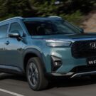 Honda WR-V azul acelerando.