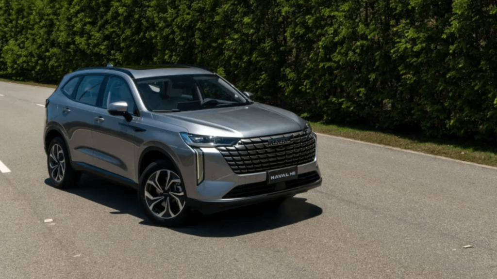 Haval H6 2026 cinza parado na diagonal.