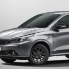 Fiat Argo cinza parado na diagonal em um fundo branco.
