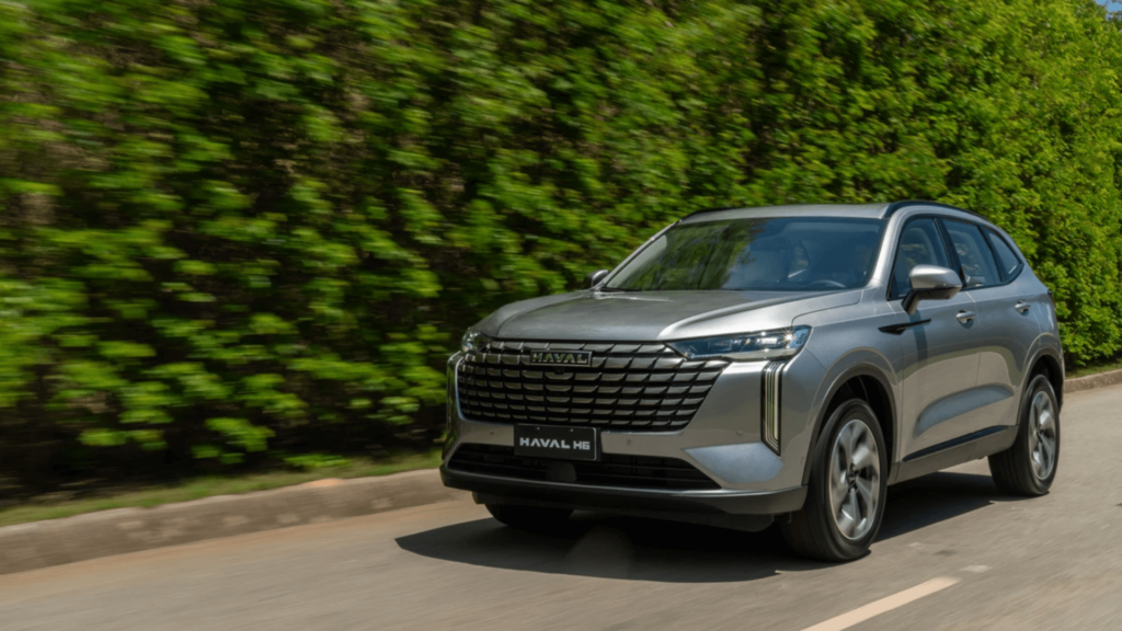 Haval H6 2026 cinza em movimento na estrada.