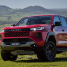 Hilux 2026 vermelha parada na diagonal.