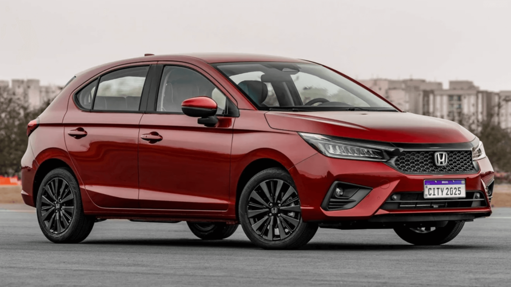 honda city hatch vermelho parado na diagonal