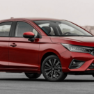 honda city hatch vermelho parado na diagonal