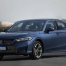 honda civic 2026 azul parado na diagonal.