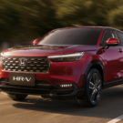 Honda HR-V 2026 vermelho em movimento.