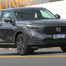Honda HR-V cinza em movimento na estrada.