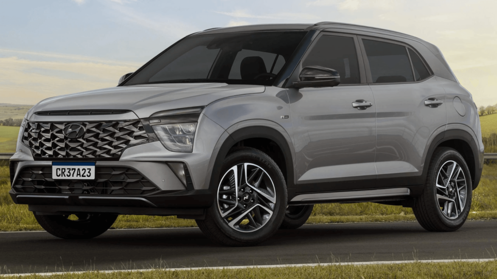 Hyundai Creta 2024 cinza parado na diagonal.