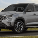 Hyundai Creta 2024 cinza parado na diagonal.