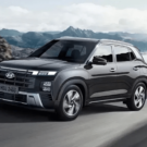 Hyundai Creta preto parado na diagonal.