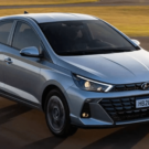 Hyundai HB20 cinza parado no meio da estrada.