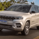 Jeep Commander cinza em movimento na estrada.