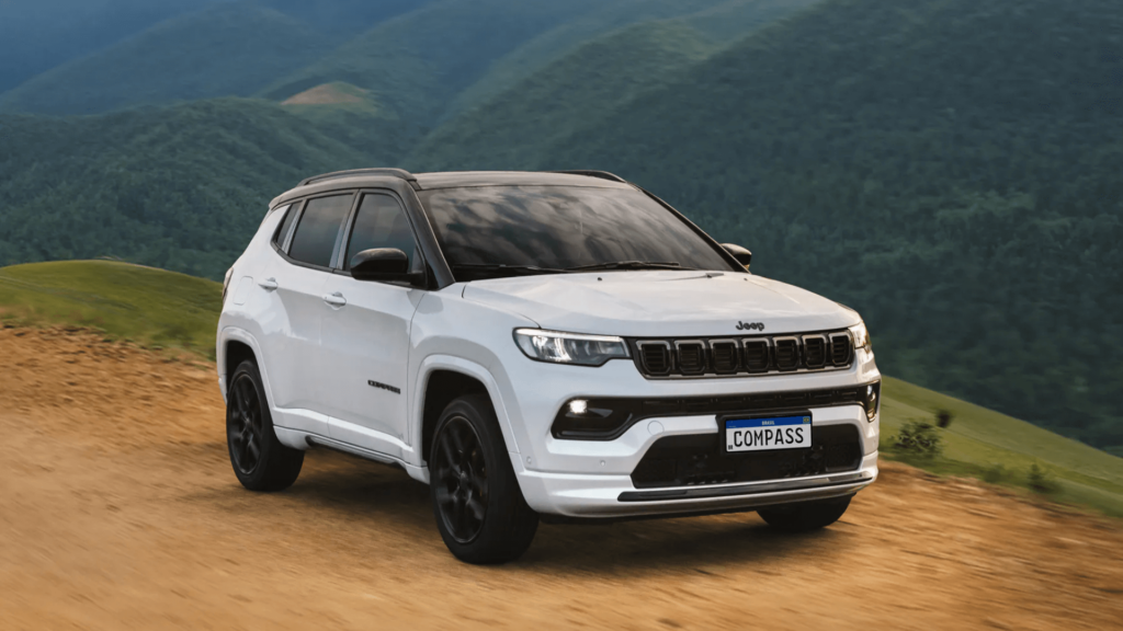 Jeep Compass branco parado.