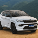 Jeep Compass branco parado.