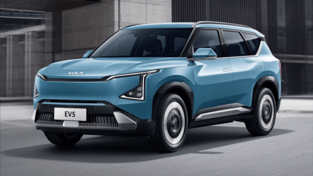 Kia EV5 azul em movimento na estrada.